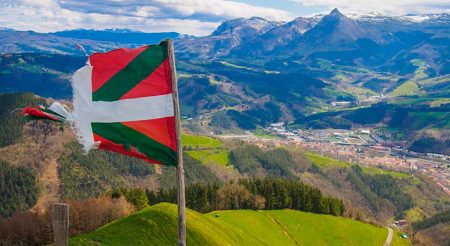 Basque country flag Txindoki mountain on sunny day; Shutterstock ID 397641313; Bon de commande: -